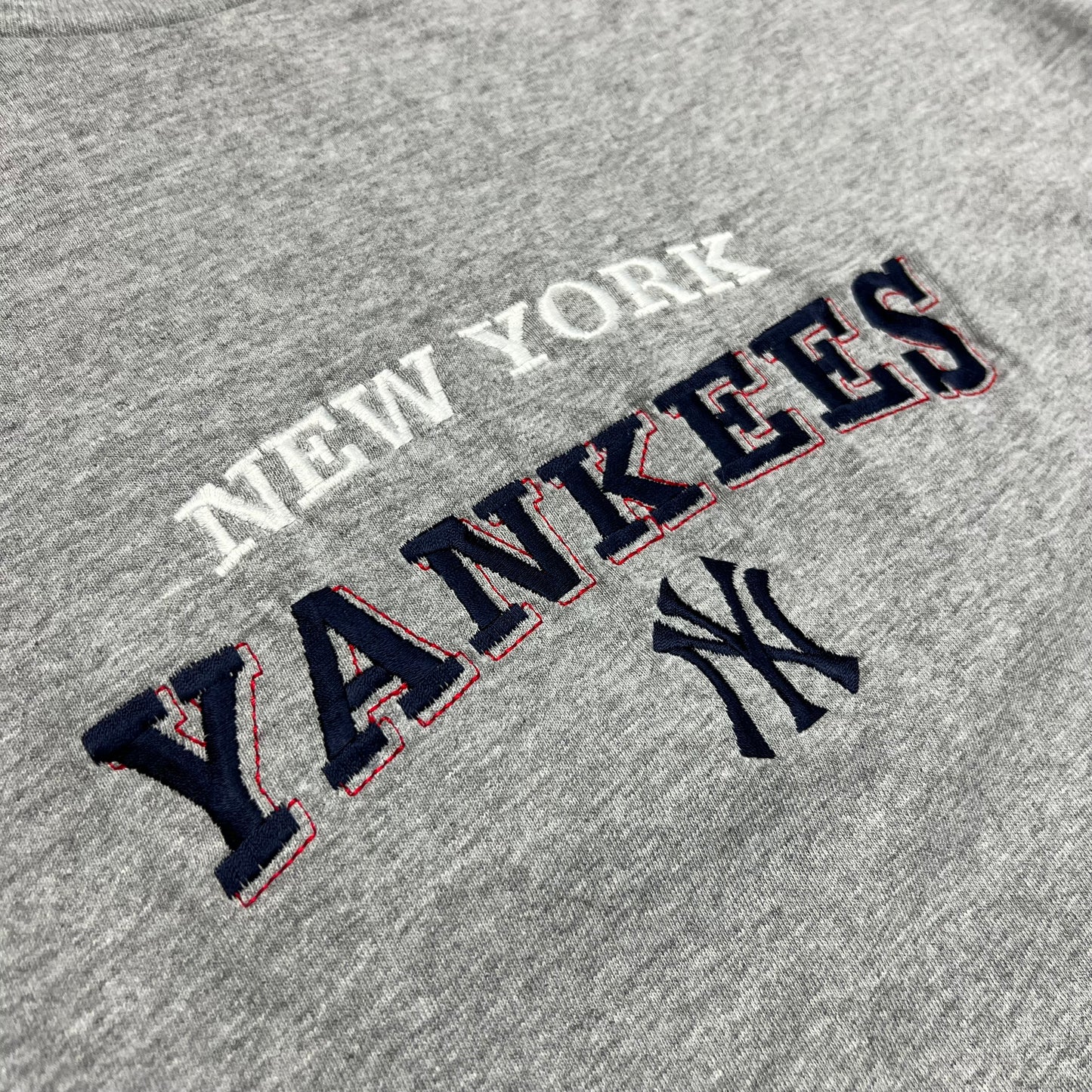 New York Yankees Embroidered Logo T-shirt - XL