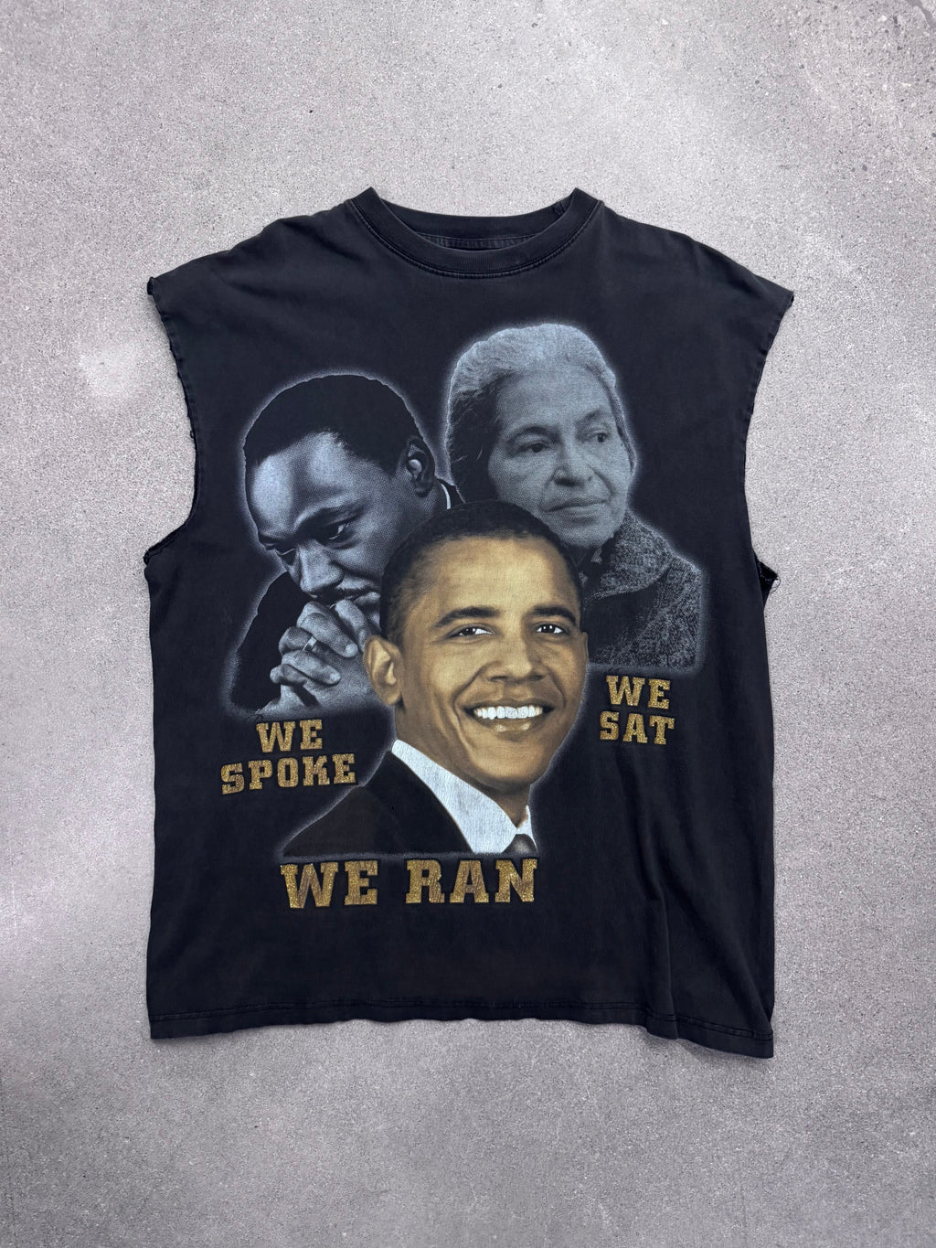 Verwaschenes schwarzes ärmelloses T-Shirt mit Aufdruck zur Black History - XXL