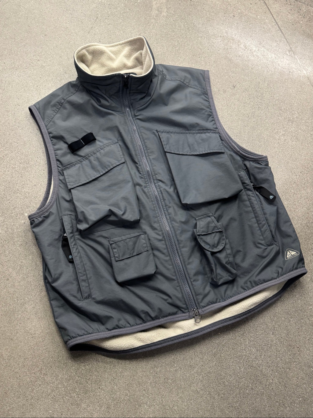 Nike ACG Storm Clad Multi-Pocket Utility Vest - M