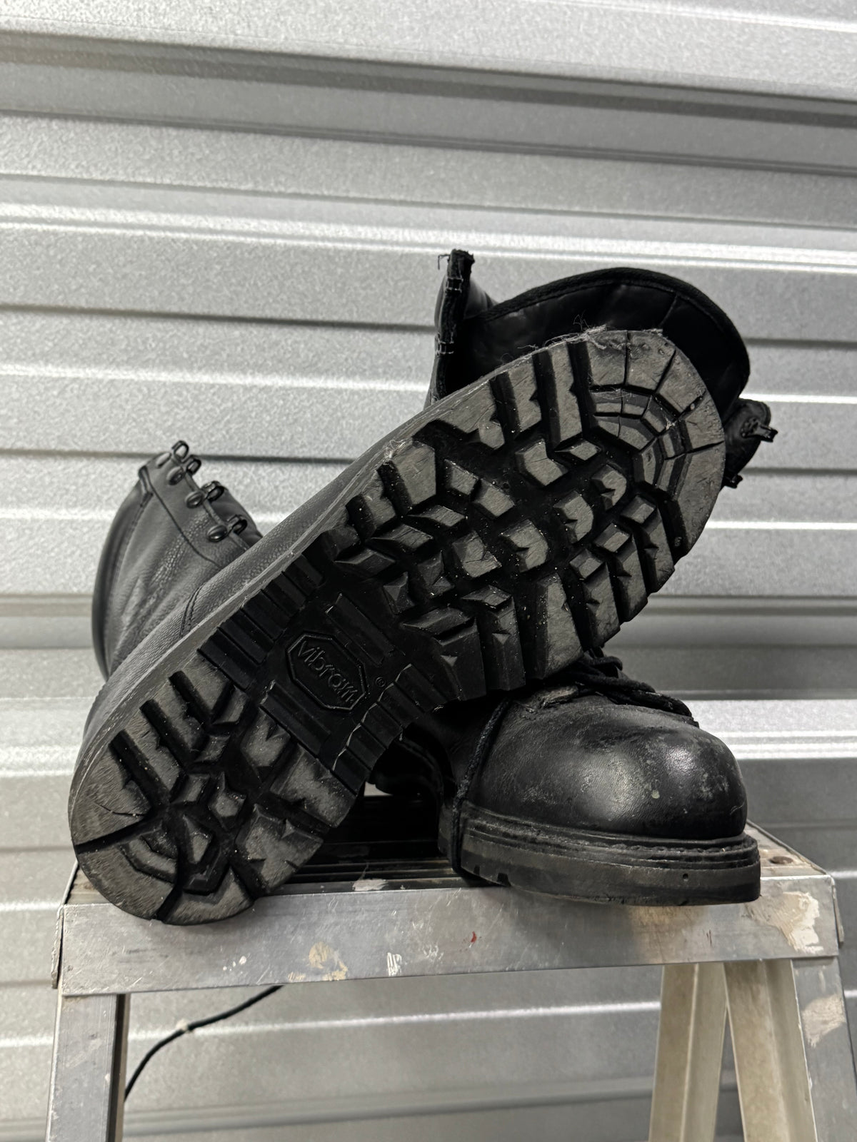 2001 Military Gore-Tex Combat Vibram Boots - 9