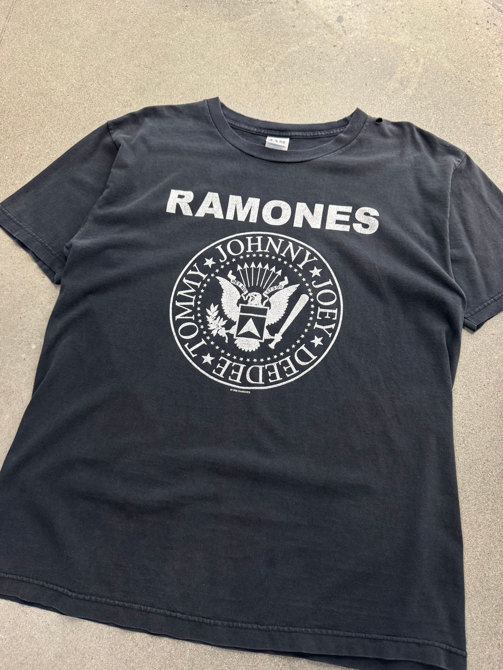 Faded 1999 Ramones Presidential Seal T-Shirt - L