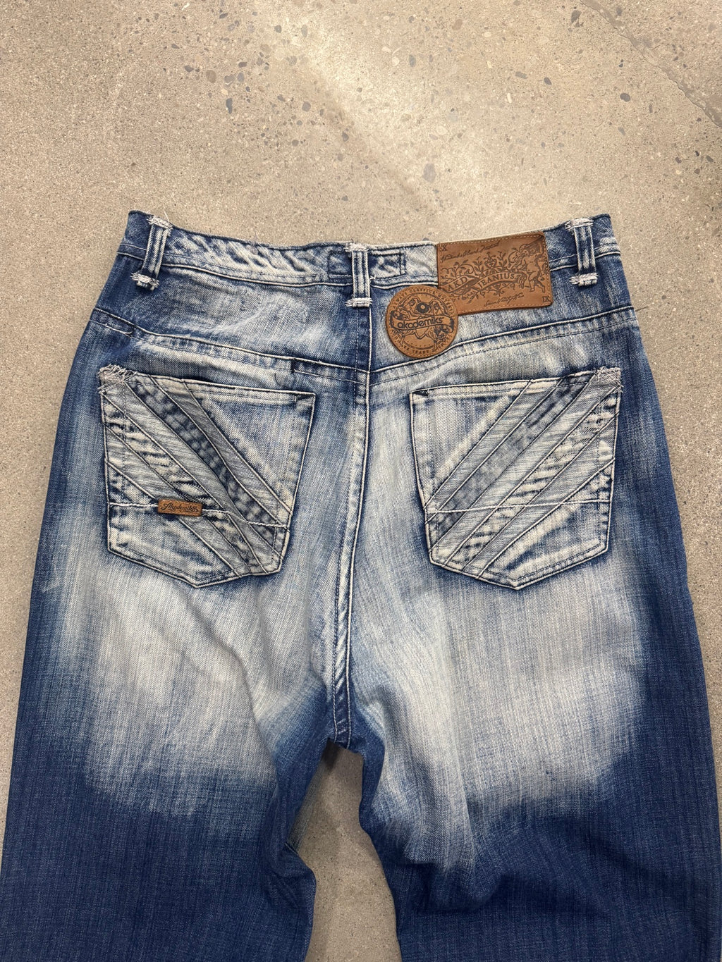 Akademiks Faded & Baggy Jeans - 35"
