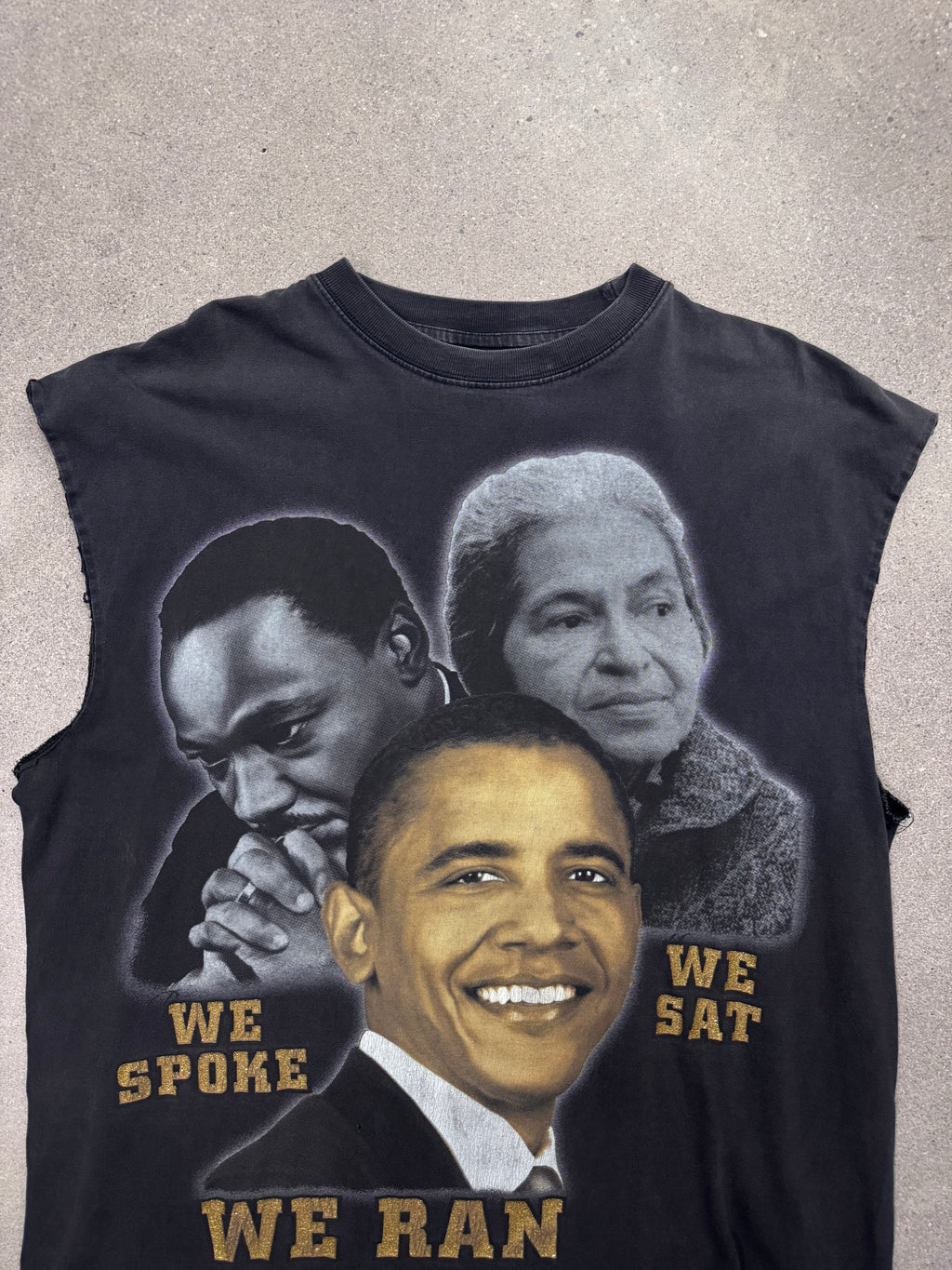 Verwaschenes schwarzes ärmelloses T-Shirt mit Aufdruck zur Black History - XXL