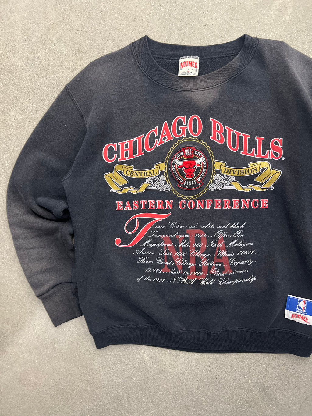 Faded Chicago Bulls Eastern Conference NBA Crewneck Sweatshirt - M